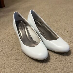Comfort Plus Heels by Predictions in White - Size 7.5